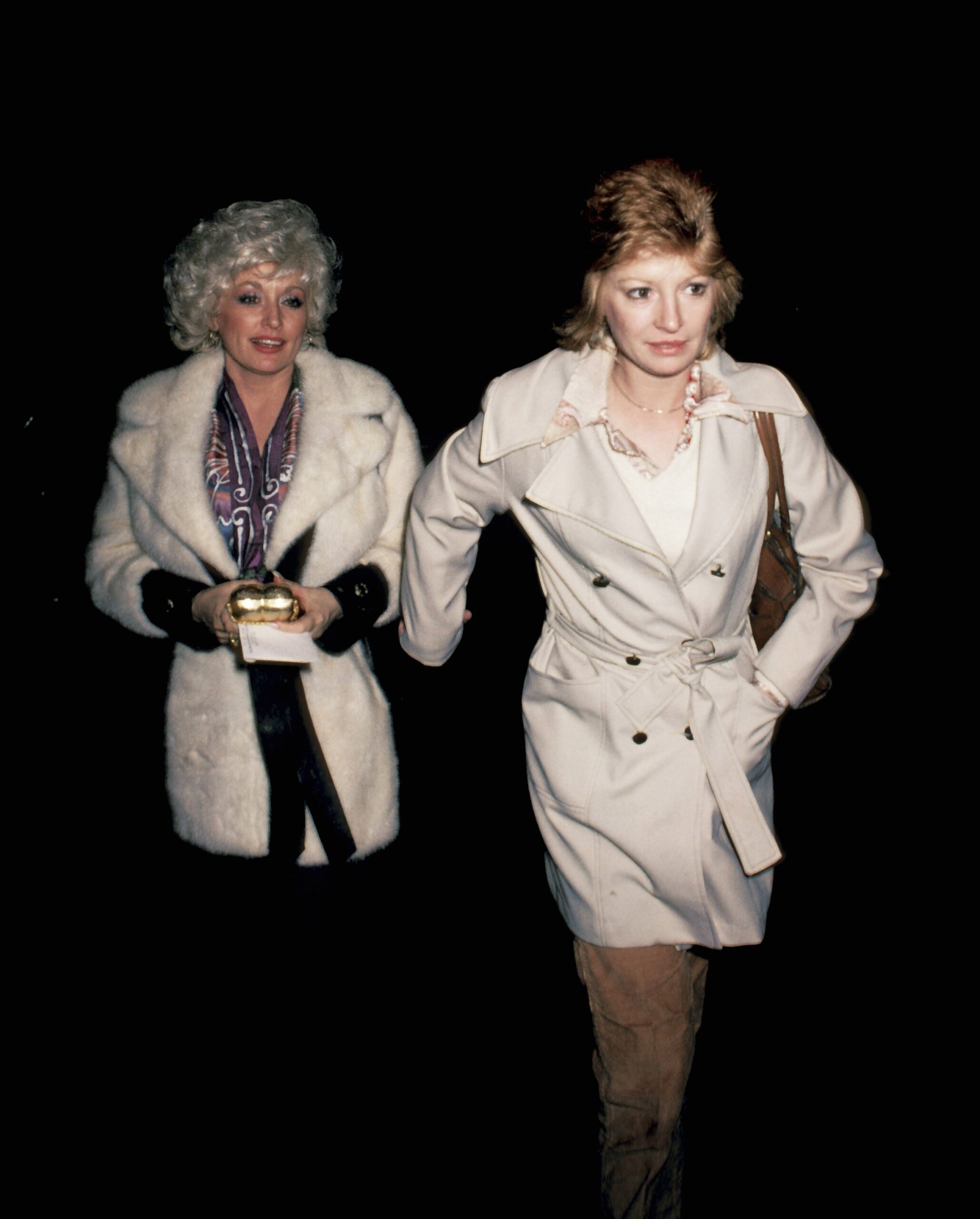 Cover Image for For over 60 years, Dolly Parton has trusted one woman with her most guarded secret—what she looks like without the wig. That woman is Judy Ogle, her childhood best friend turned lifelong confidante, who’s stood beside Dolly through every rhinestone-covered milestone. From sharing school lunches in Tennessee to escaping the spotlight during a personal crisis in 1986, their bond has remained unbreakable—and unseen by the public. Click to uncover the story behind Dolly’s most intimate friendship, the rumors it sparked, and why Ogle remains the only one allowed behind the legend’s curtain.