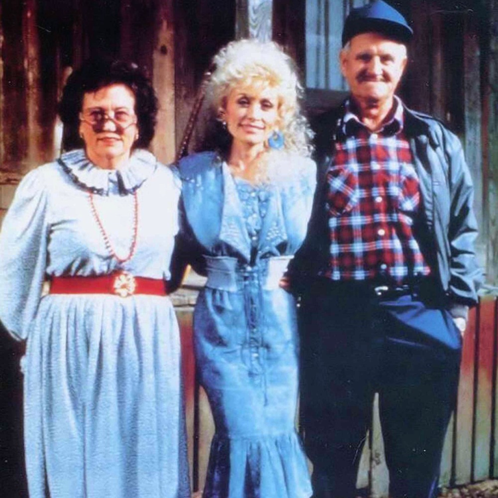 Cover Image for “Find out who you are and do it on purpose,” Dolly Parton said, echoing the timeless wisdom her mother once shared: “To thine own self be true.” From grief and healing to launching comfort-food meals, Dolly’s unwavering authenticity continues to uplift millions. Click to discover how this simple phrase shaped a legend—and why it just might change your life too.