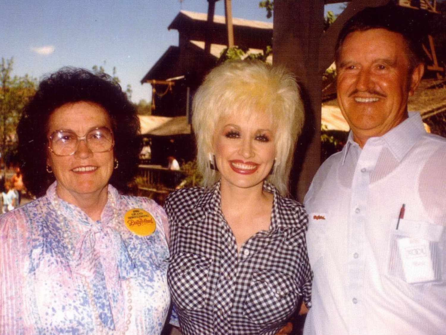 Cover Image for “Find out who you are and do it on purpose,” Dolly Parton said, echoing the timeless wisdom her mother once shared: “To thine own self be true.” From grief and healing to launching comfort-food meals, Dolly’s unwavering authenticity continues to uplift millions. Click to discover how this simple phrase shaped a legend—and why it just might change your life too.