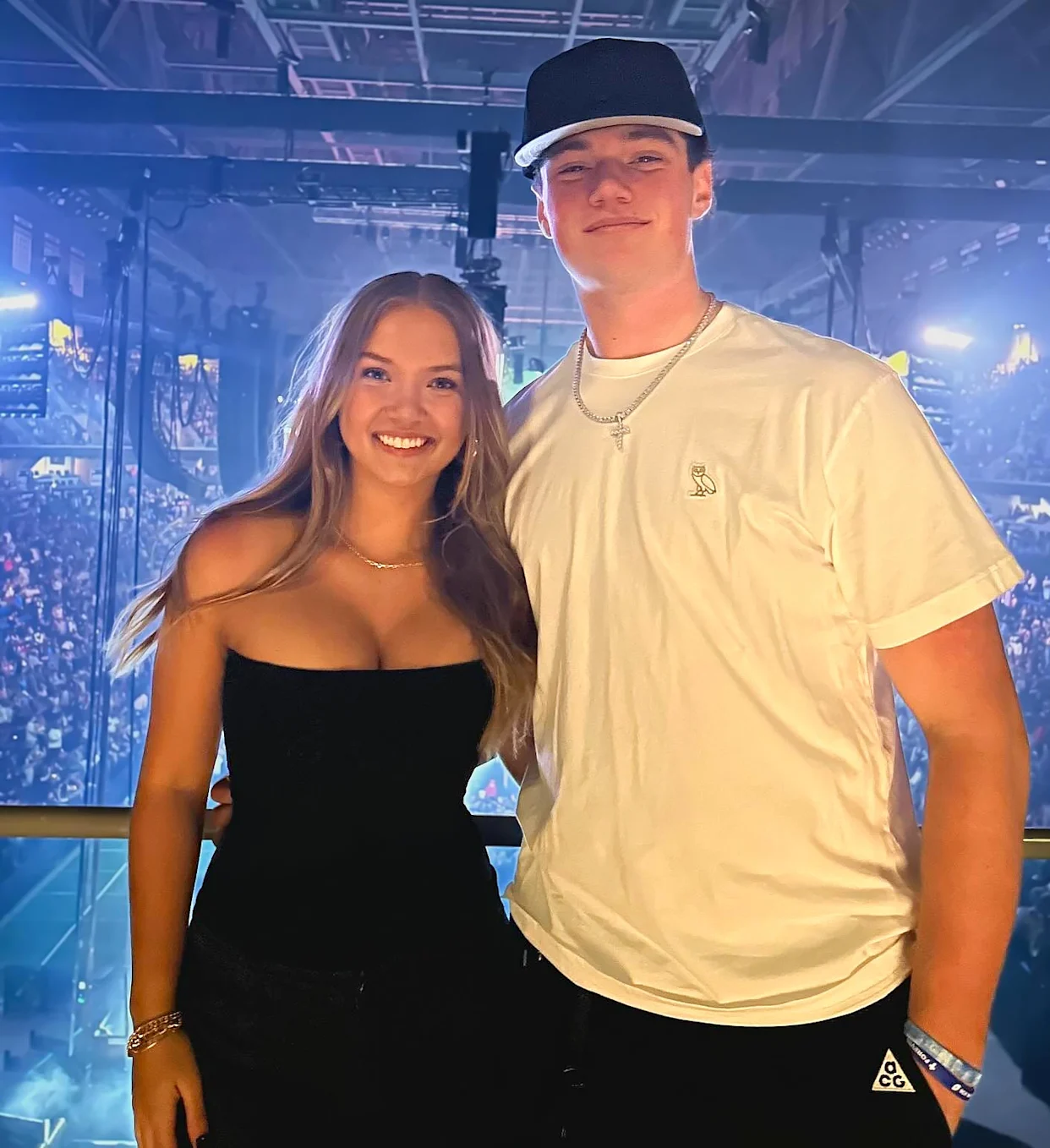 Cover Image for SURPRISE: Drew Allar’s girlfriend, Emma Bush, treats the public’s eyes with a set of thong bikini photos at the beach — oh my god, she’s so hot…