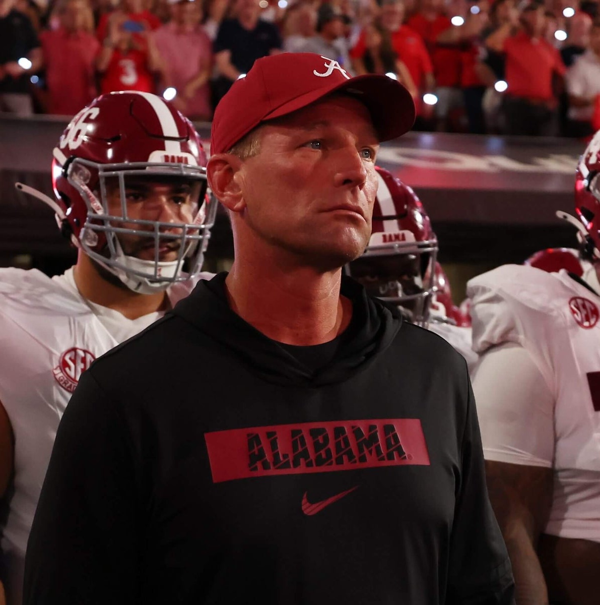 Cover Image for No one expected him to sing it — but head coach Kalen DeBoer’s National Anthem just brought the entire stadium to tears.  He is known for his discipline, his strategic mind, and the calm confidence he brings to every game. But when Kalen DeBoer stepped up to the microphone, everything suddenly stopped.  His voice didn’t shake the stadium with volume, but with sincerity. The anthem wasn’t just sung. It was felt.  Fans stood up. Some cried. And now, the clip is spreading like wildfire, with many calling it the most emotional moment of the season.  So what made this performance strike such a different chord? And why are people saying Kalen DeBoer just redefined patriotism in a single song?