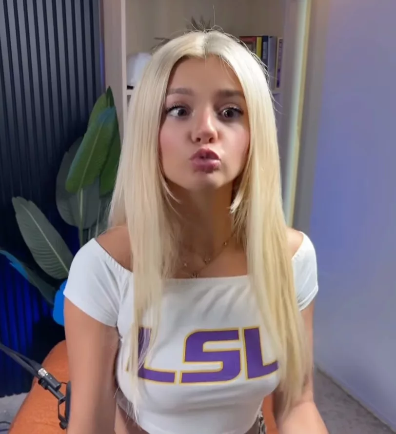 A diehard LSU Tigers fan who claims to be Livvy Dunne’s twin sister(02)