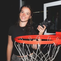 The UConn Huskies men's basketball community is grieving a devastating loss after the tragic passing of one of its most cherished behind-the-scenes members — a dedicated camerawoman whose quiet presence helped shape the memories of countless seasons.