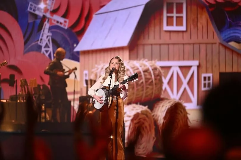 Cover Image for With two gentle words, “And Honey,” Hannah turned her Top 5 performance into something far deeper than a song. The crowd melted instantly, but what happened right after left everyone calling it the season’s most beautiful moment.