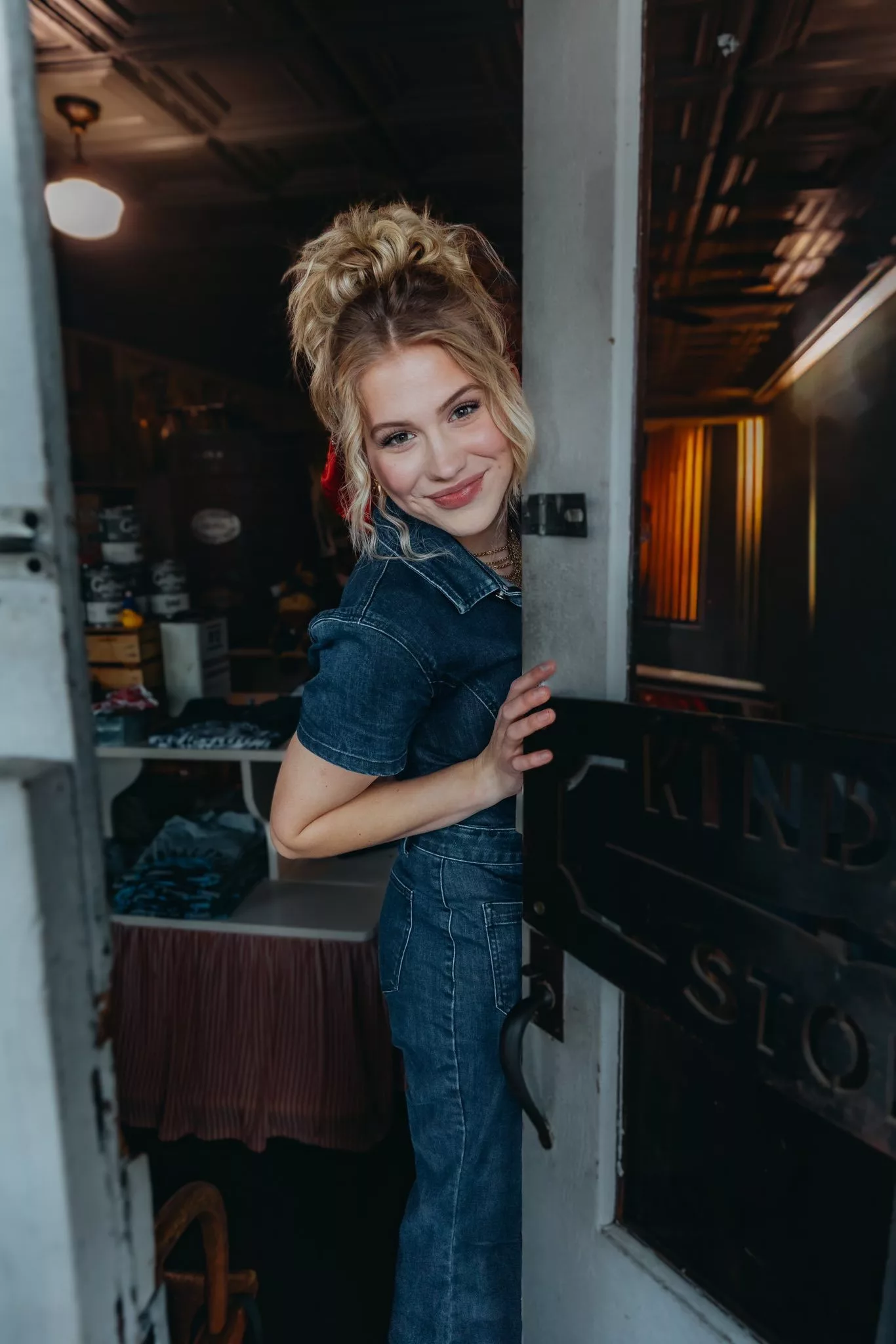 Cover Image for “HANNAH DIDN’T REINVENT HERSELF — SHE REVEALED HERSELF”. She didn’t walk in as someone new—she walked in as someone finally seen. No reinvention, no borrowed identity, just a quiet truth rising to the surface through every note she sang. And as the room leaned closer, something shifted—not in her, but in everyone watching…