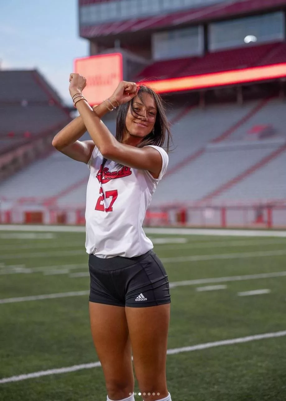 Cover Image for 🚨 HOT NEWS: Harper Murray TURNS HEADS WITH BEACH PHOTO ALBUM — FANS FLOOD SOCIAL MEDIA