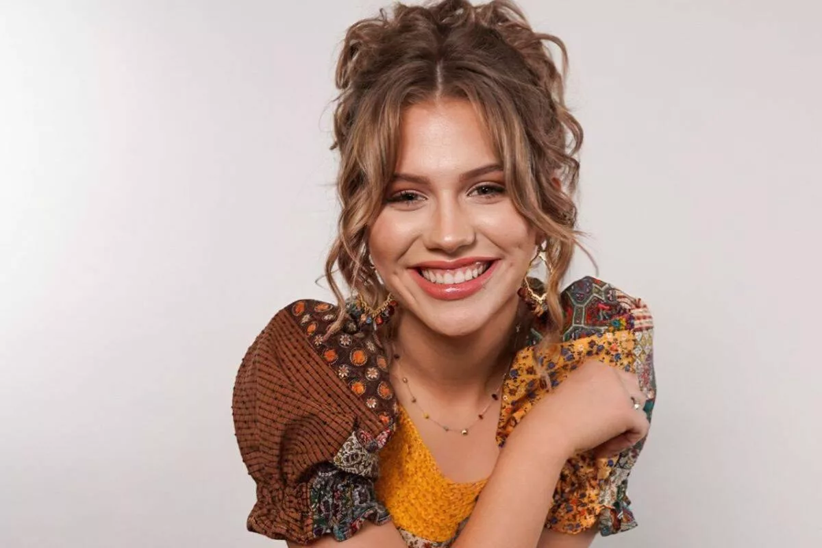 Cover Image for NEXT Alison Krauss!!!!!Hannah Harper carries a grace that instantly recalls Alison Krauss—soft, pure, and deeply moving