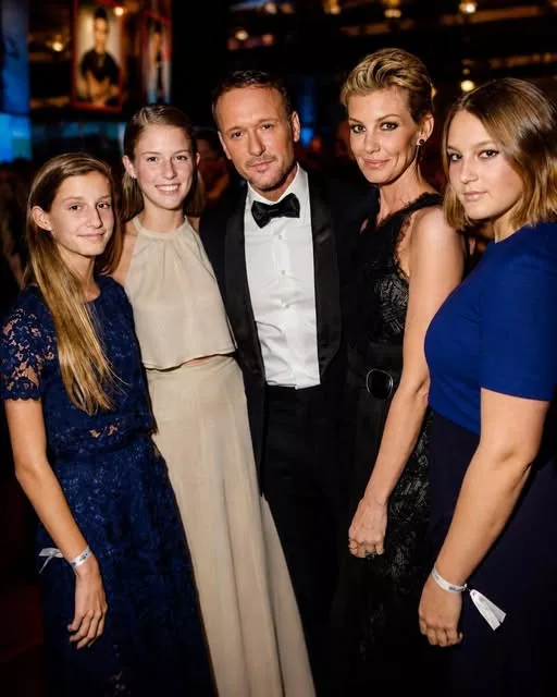 Cover Image for 3 DAUGHTERS, 1 SONG, AND THE FIRST TIME TIM MCGRAW EVER PUT PEN TO PAPER.