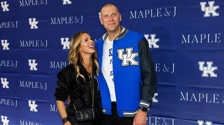 Cover Image for The Kentucky fan community, along with supporters across the NCAA, is holding back tears and sending its warmest wishes to Kentucky head coach Mark Pope following his latest announcement regarding his wife, Lee Anne Pope.