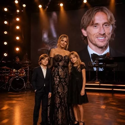 Cover Image for 💖 DIRLJIVA POČAST: Sinoć su supruga Luke Modrića, Vanja Modrić, te njihova djeca Ivano, Ema i Sofia podijelili iznimno emotivan trenutak na pozornici kada su iznenadili Luku posebnom pjesmom – dok je on tiho sjedio među publikom i promatrao ih.