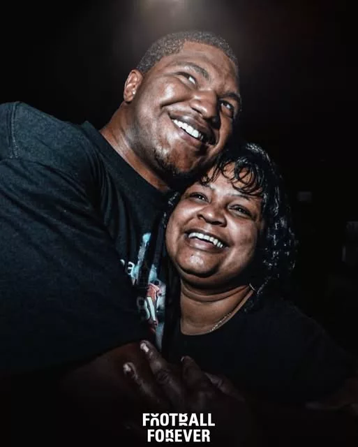 Cover Image for 🚨 BREAKING: Tragedy has struck the family of Baltimore Ravens star Calais Campbell, leaving the NFL community in shock. 💔  According to authorities, Campbell’s mother, Nateal Campbell, was found deceased during a welfare check at her Atlanta home. Police later took Calais’ brother into custody in connection with the incident as the investigation continues. Officials have described the case as an apparent domestic incident, and the legal process is ongoing.  The Ravens have released a heartfelt statement expressing their deepest condolences and asking fans and the media to respect the Campbell family’s privacy during this incredibly difficult time.  As Calais Campbell prepares for what could be his final NFL season, the football world is rallying around one of the league’s most respected veterans. What has emerged about this heartbreaking tragedy has left fans devastated. 💜🕊️👇