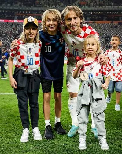Cover Image for IZVANREDNE VIJESTI PRIJE 30 MINUTA: LUKA MODRIĆ I OBITELJ IZVELI OGROMAN ŠOKANTAN UDARAC KOJI JE POTRESAO CIJELI NOGOMETNI SVIJET