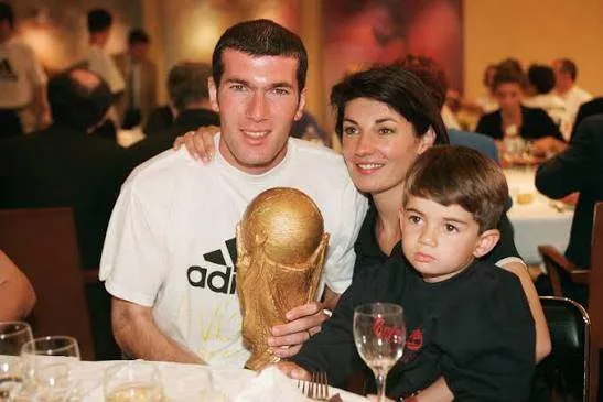 Cover Image for DERNIÈRE HEURE : ZINEDINE ZIDANE PREND LES RÊNES DE L’ÉQUIPE DE FRANCE APRÈS UNE ANNONCE HISTORIQUE QUI SECOUE LA PLANÈTE FOOT
