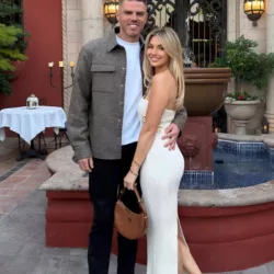 SURPRISE 😍: Los Angeles Dodgers star Freddie Freeman’s wife, Chelsea Freeman, treats the public’s eyes with a set of thong bi.kini photos at the beach — oh my god, she’s so hot…