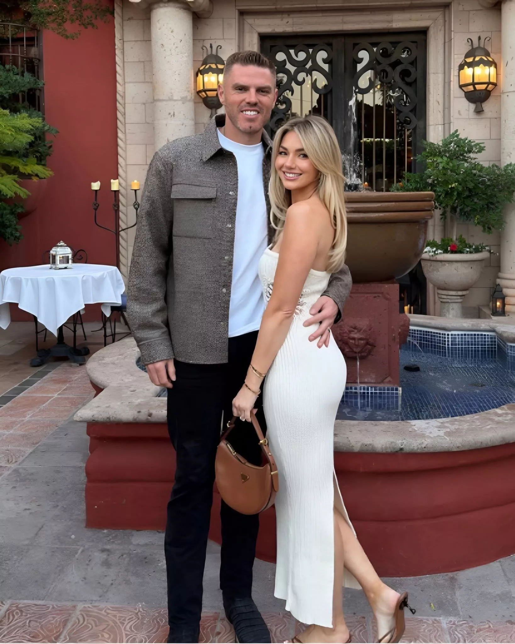 Cover Image for SURPRISE đ: Los Angeles Dodgers star Freddie Freemanâs wife, Chelsea Freeman, treats the publicâs eyes with a set of thong bi.kini photos at the beach â oh my god, sheâs so hotâŠ