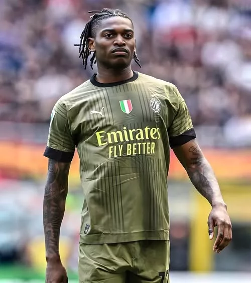 Cover Image for 🚨 CHOQUE NO MERCADO! 🇵🇹🔥 ASTON VILLA QUER “ROUBAR” RAFAEL LEÃO AO GALATASARAY!  A corrida por Rafael Leão acaba de ganhar uma reviravolta inesperada! O Aston Villa terá entrado forte na disputa pelo craque português, tentando convencer o jogador a trocar a Turquia pela Premier League.  Leão teria como preferência jogar em Inglaterra, mas existe um enorme obstáculo: o salário. 💰  🇬🇧 Aston Villa: €6,5 milhões por ano 🇹🇷 Galatasaray: €12 milhões por ano  Enquanto isso, o Galatasaray continua na frente e já teria um princípio de acordo com o AC Milan por €45 milhões, mais bónus.  Agora, tudo depende de Rafael Leão.  Será que o português vai escolher o enorme desafio da Premier League ou aceitar a proposta financeira muito mais vantajosa do Galatasaray?  👀 A decisão de Leão pode mudar completamente o futuro desta transferência.  👇 Descubra os últimos detalhes desta disputa surpreendente!