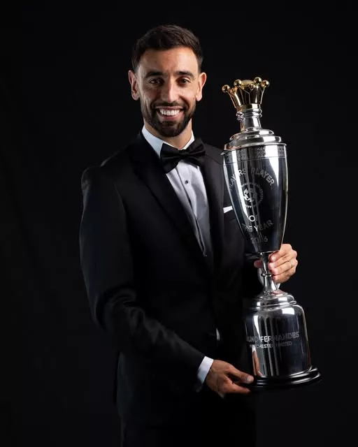 Cover Image for 👔🏆 FATO E LAÇO? BRUNO FERNANDES CHEGOU PARA LEVAR O PRÉMIO! 😈🔥  Bruno Fernandes apareceu de fato e laço para uma ocasião especial — e rapidamente chamou todas as atenções. 👀  O capitão português foi distinguido como PFA Players’ Player of the Year, recebendo o prémio mais cobiçado pelos próprios jogadores.  Depois de uma temporada de enorme destaque, Bruno viu o seu trabalho reconhecido por quem melhor conhece as exigências do futebol profissional: os próprios colegas de profissão.  Mas houve um detalhe na cerimónia que deixou os fãs a sorrir…  👔✨ Será que o fato e o laço eram apenas para combinar com o momento de levantar o troféu?  Uma coisa é certa: Bruno Fernandes estava vestido para a ocasião — e o prémio acabou mesmo nas suas mãos. 🏆🔥