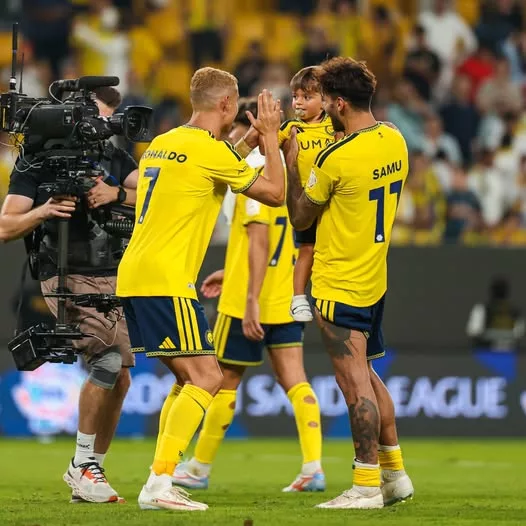 Cover Image for 🔥🐐 O AL NASSR COMEÇOU A TEMPORADA EM GRANDE — MAS A VERDADEIRA CONTAGEM REGRESSIVA JÁ COMEÇOU!  O que vocês estão achando deste início de temporada do Al Nassr? A equipa mantém um arranque perfeito na liga, e Cristiano Ronaldo continua a ser decisivo. No último jogo, marcou o golo da vitória por 2-1 frente ao Al Taawoun e chegou aos 978 golos na carreira.  Agora faltam apenas 22 golos para o tão aguardado milésimo. 😱🔥  E aí vem a pergunta que já está na cabeça de muitos fãs: quem está a pensar viajar até à Arábia Saudita para tentar viver esse momento histórico de perto?  Imaginem estar no estádio quando Ronaldo marcar o golo 1000…  Será que alguém da comunidade já está a preparar a viagem? 👀✈️  Porque, se acontecer, não será apenas mais um golo. Poderá ser um dos momentos mais inesquecíveis da história do futebol.  Vocês iriam até lá para assistir ao 1000.º golo do CR7 ao vivo? 🐐❤️