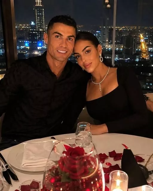 Cover Image for ❤️✨ UMA NOITE ESPECIAL PARA CRISTIANO RONALDO E GEORGINA — E UM DETALHE ESTÁ A CHAMAR A ATENÇÃO! 👀 Longe dos relvados e da pressão do futebol, Cristiano Ronaldo e Georgina Rodríguez protagonizaram um momento romântico que rapidamente despertou a curiosidade dos fãs. ❤️ Entre sorrisos, carinho e cumplicidade, o casal aproveitou uma noite especial juntos, mostrando um lado mais tranquilo da sua vida longe dos holofotes. Mas houve um pequeno detalhe nesse momento que deixou muitos seguidores a comentar… 👀 O que terá tornado esta noite tão especial? Depois de uma rotina cheia de compromissos, Ronaldo e Georgina parecem ter encontrado o momento perfeito para simplesmente desfrutar da companhia um do outro. ✨ Um momento simples, mas que pode esconder uma história ainda mais bonita. 👉 O que acham deste casal?