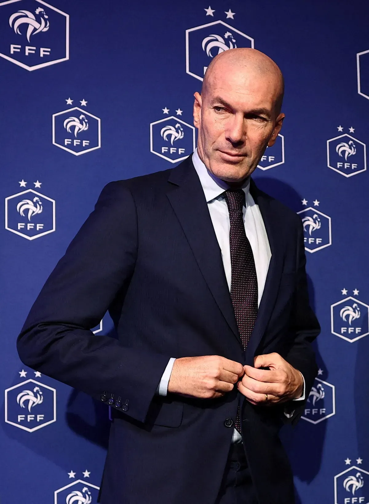 Cover Image for COUP DE TONNERRE : Suite à une réunion à huis clos de plus de trois heures entre la haute direction de l’équipe de France, le nouveau sélectionneur Zinedine Zidane et les principaux cadres des opérations footballistiques, une décision majeure a officiellement été actée.