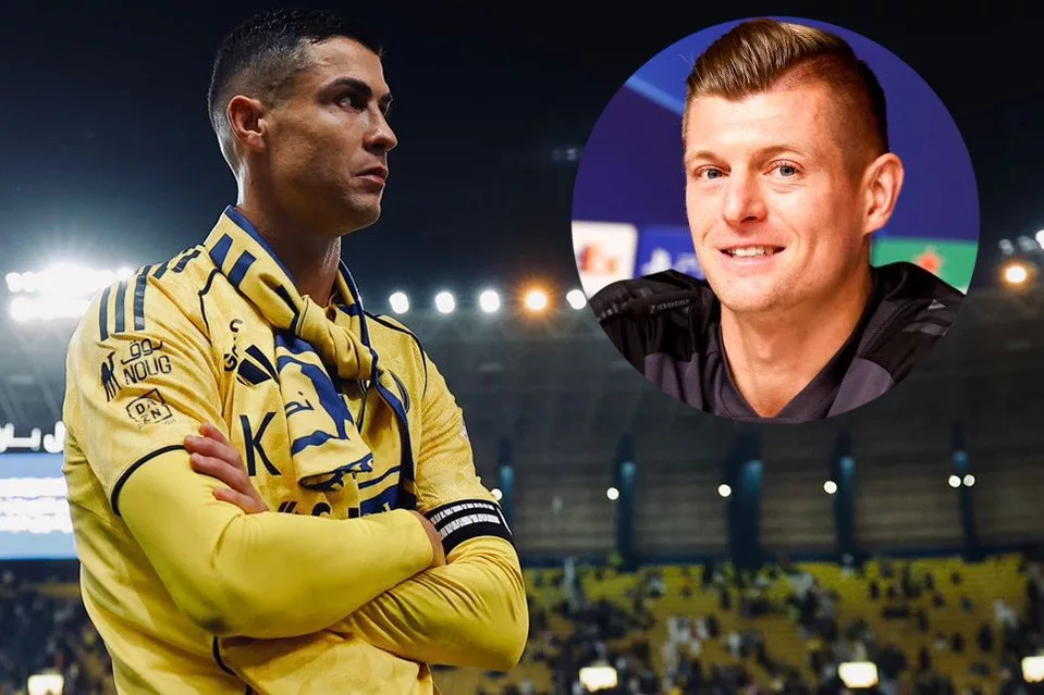 Cover Image for 🔥🐐 TONI KROOS REVELA O MOMENTO EM QUE PERCEBEU QUE CRISTIANO RONALDO ERA DIFERENTE DE TODOS OS OUTROS 🇩🇪 Toni Kroos recordou uma noite que ficou gravada na sua memória durante a passagem pelo Real Madrid. Depois de uma derrota por 2-0 frente ao Wolfsburg na primeira mão, poucos acreditavam que a equipa conseguiria dar a volta à eliminatória. Mas então Cristiano Ronaldo apareceu. Em apenas uma noite, o português marcou três golos e transformou completamente o destino do Real Madrid, protagonizando uma das remontadas mais memoráveis da sua carreira. Kroos admite que foi naquele momento que começou a perceber algo extraordinário sobre CR7. 👀 O que aconteceu naquela noite e a frase de Kroos sobre Ronaldo estão a deixar os fãs arrepiados.