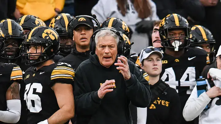Cover Image for BREAKING NEWS: Michigan Head Coach Kyle Whittingham’s postgame gesture toward the Iowa Hawkeyes players following his team’s 19–20 loss has gone viral on social media.
