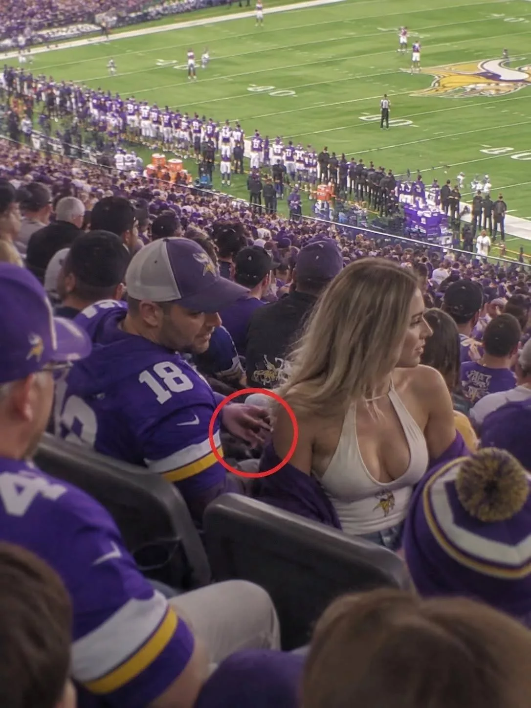 Cover Image for 🚨 “THE MOMENT EVERYONE NOTICED” — A MINNESOTA VIKINGS FAN’S EMOTIONAL GESTURE
