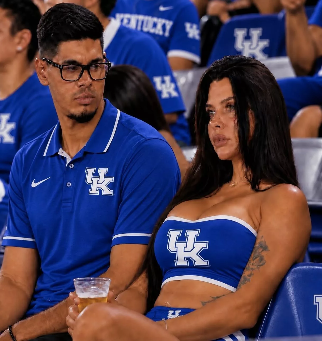 Cover Image for 🚨 THE ENTIRE INTERNET IS LOSING IT Over What Cameras Caught a Kentucky Wildcats Fan Doing in the Stands — One Wild Moment Nearly Stole the Show From Kentucky’s 45–13 Opening-Day Victory