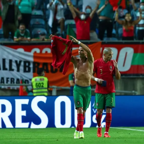 Cover Image for 🚨🇵🇹 HÁ 5 ANOS, CRISTIANO RONALDO PROTAGONIZOU UMA DAS VIRADAS MAIS INCRÍVEIS DA SUA CARREIRA… Portugal estava perdendo por 1 a 0 para a Irlanda em um jogo decisivo das Eliminatórias. O relógio avançava, a esperança diminuía… até que Cristiano apareceu. Aos 89 minutos, ele subiu para marcar de cabeça e deixou tudo igual. Mas o que aconteceu nos últimos segundos ninguém esperava… Já nos 90+6, Ronaldo voltou a aparecer — novamente de cabeça — para marcar o gol da virada e garantir uma vitória inesquecível! 😱🔥 Na comemoração, tirou a camisa e mostrou ao mundo quem era o protagonista daquela noite. Mas há um detalhe ainda mais impressionante nessa história… Com Cristiano em campo, nunca é permitido desistir antes do apito final. 👑⚽