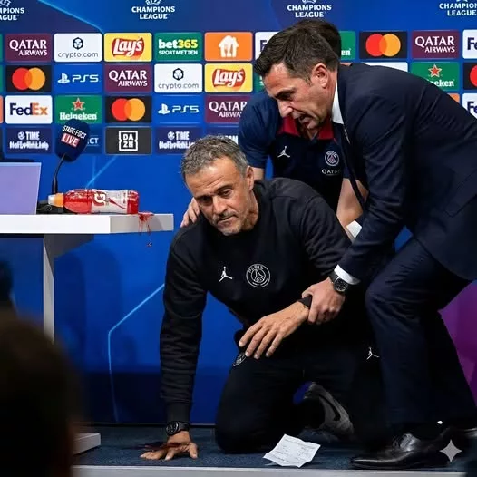 Cover Image for 🚨 IL Y A 15 MINUTES : UN MOMENT DE PANIQUE AUTOUR DE LUIS ENRIQUE… 😳 L’ambiance aurait soudainement changé lorsqu’un incident inattendu impliquant Luis Enrique serait survenu pendant un événement. En quelques secondes, l’attention de la salle aurait été entièrement attirée par la scène, tandis que des personnes présentes se seraient précipitées pour lui venir en aide. 😰 Mais ce qui intrigue le plus arrive maintenant… Des informations circulant depuis peu évoquent une situation personnelle préoccupante, sans que tous les détails aient encore été officiellement confirmés. Que s’est-il réellement passé ? Pourquoi cette scène a-t-elle provoqué une telle inquiétude ? Et surtout, que sait-on réellement de l’état de Luis Enrique aujourd’hui ? 👀 Les prochaines informations pourraient apporter des réponses… ou soulever encore plus de questions. 🔥
