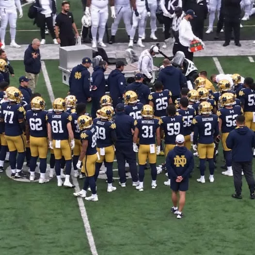 Cover Image for VERY SCARY SCENE: Notre Dame Fighting Irish Star Placed On Spine Board After Frightening Hit [VIDEO]