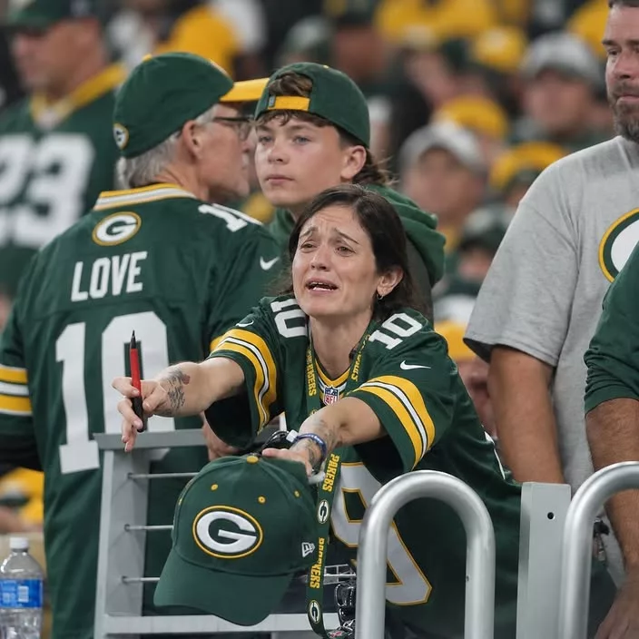 Cover Image for π¨ Female Green Bay Packers Fan Taken Away in Ambulance After Suffering Brutal, Bloody Fall at Lambeau Field β Now Sheβs Looking for the Man Who Saved Her