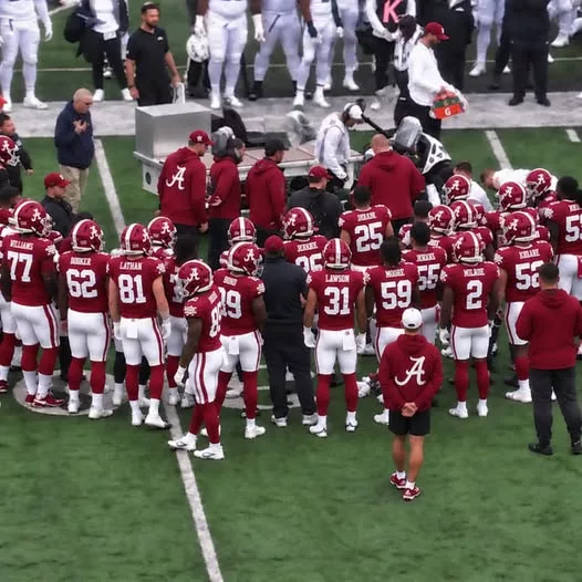 Cover Image for VERY SCARY SCENE: Alabama Crimson Tide Star Placed On Spine Board After Frightening Hit [VIDEO]