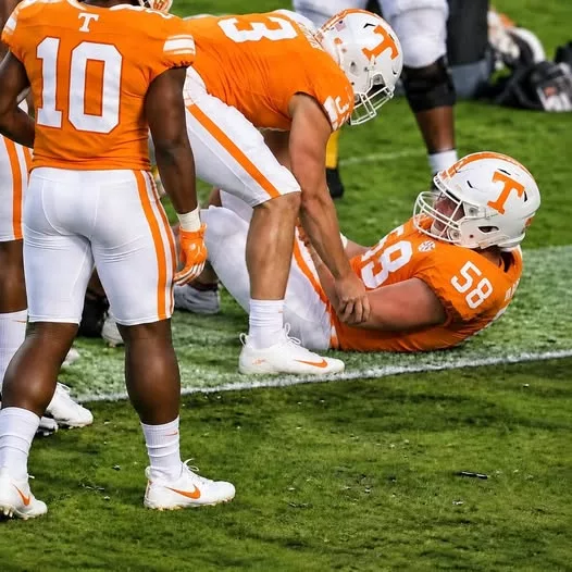 Cover Image for Horrifying Scene Leaves Tennessee Volunteers Fans Silent After Punter Suffers Scary Injury During Tackle Attempt [VIDEO]