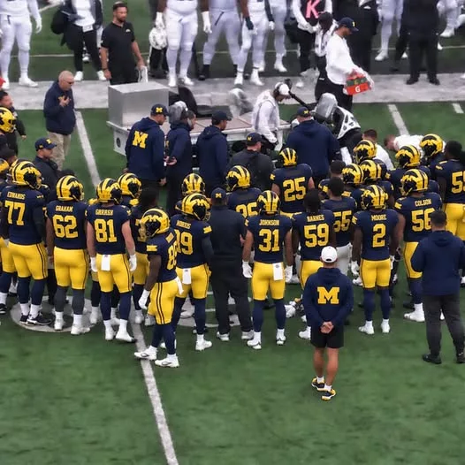 Cover Image for VERY SCARY SCENE: Michigan Wolverines Star Placed On Spine Board After Frightening Hit [VIDEO]