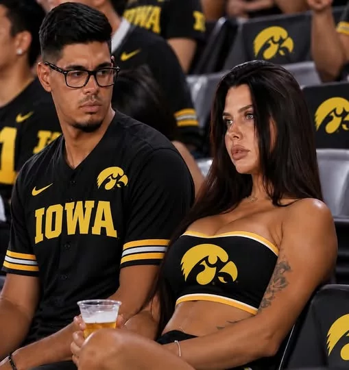 Cover Image for 🚨 THE ENTIRE INTERNET IS GOING CRAZY over what cameras caught an Iowa Hawkeyes fan doing in the stands during the 2026 NCAA Football season opener [VIDEO] 🖤💛🏈