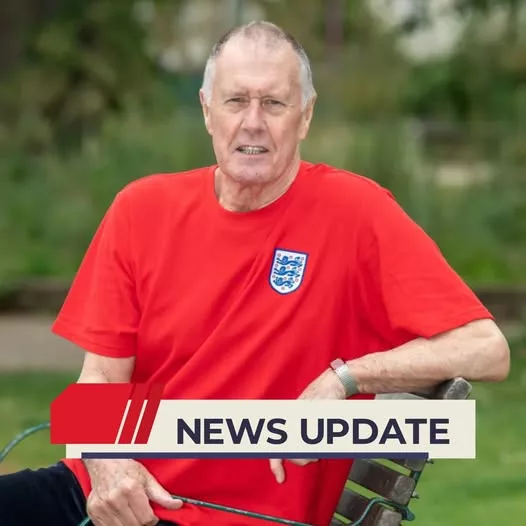Cover Image for 🚨💔 BREAKING: « UNE NOUVELLE QUI LAISSE TOUTE L’ANGLETERRE SANS VOIX… » — SIR GEOFF HURST AU CŒUR D’UNE ANNONCE FAMILIALE QUI ÉMEUT LE MONDE DU FOOTBALL. 🏴⚽  La communauté du football anglais serait profondément touchée par une récente annonce concernant la famille de Sir Geoff Hurst, légende absolue de l’Angleterre.  Des messages de soutien et d’affection affluent déjà, tandis que les supporters se demandent ce qui s’est réellement passé derrière cette nouvelle particulièrement émouvante. 😢  Mais certains détails rendent cette histoire encore plus bouleversante…  Pourquoi cette annonce a-t-elle provoqué une telle vague d’émotion ?  Que traverse actuellement la famille de l’ancien champion ?  Et surtout, qu’est-ce qui a été révélé exactement ? 👀  Pour l’instant, les informations disponibles restent limitées et certains éléments doivent encore être confirmés.  🙏 Une chose est certaine : le monde du football se tourne aujourd’hui vers Sir Geoff Hurst et ses proches avec beaucoup de respect et de soutien.
