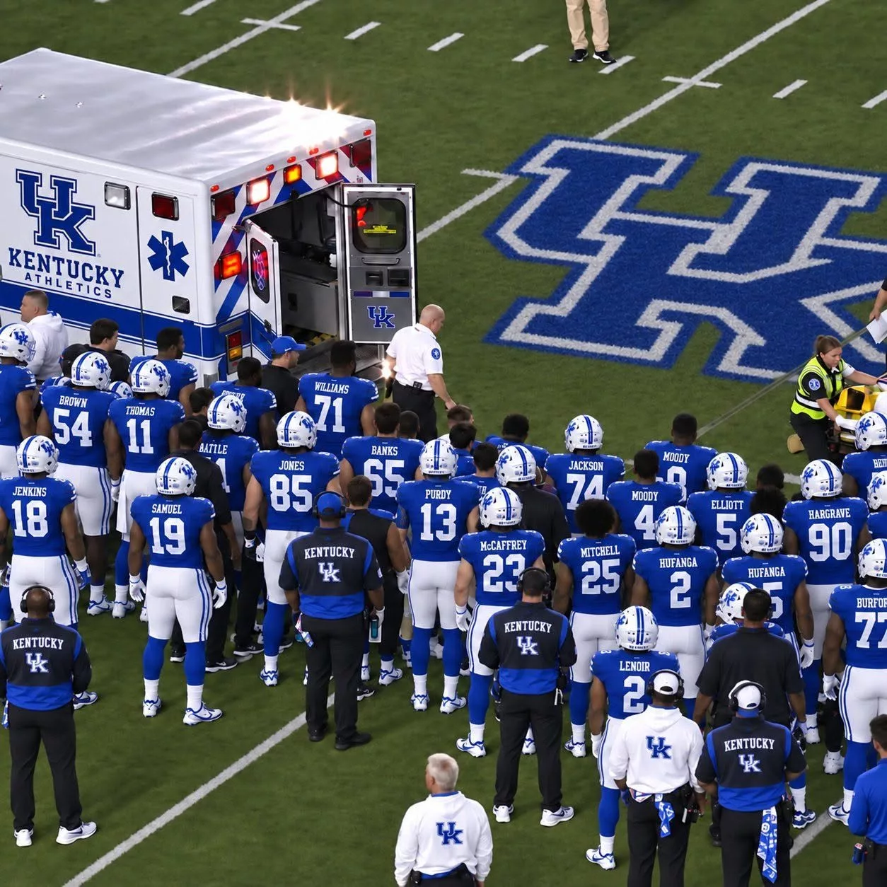 Cover Image for Scariest Kentucky Scene in Years? Ambulance Rushes Onto the Field for Wildcats Star [VIDEO] 🚨🏈