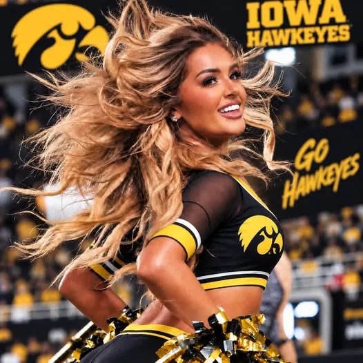 Cover Image for 🔥 ‘World’s Hottest’ Iowa Hawkeyes Cheerleader Had Her Cheeks Out On The Sideline, And Fans Went Wild [PHOTO]
