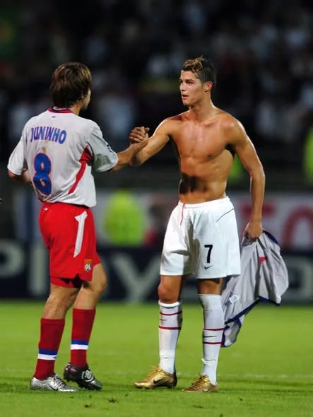 Cover Image for đš HĂ EXATAMENTE 22 ANOS, UM JOVEM CRISTIANO RONALDO COMEĂAVA A ESCREVER UMA HISTĂRIA QUE POUCOS CONSEGUIAM IMAGINAR⊠Tinha apenas 19 anos quando Cristiano Ronaldo participou de uma noite especial na Champions League. No empate por 2-2 diante do Lyon, de Juninho Pernambucano, o jovem portuguĂȘs deixou uma marca que hoje ganha outro significado. Foram duas assistĂȘncias, as primeiras de Ronaldo na histĂłria da competição. E quem apareceu para transformar aqueles passes em gol? Ruud van Nistelrooy. Naquele momento, talvez ninguĂ©m imaginasse o que estava começando. Aquelas duas assistĂȘncias eram apenas o primeiro capĂtulo de uma trajetĂłria gigantesca na Champions. Hoje, olhando para trĂĄs, a pergunta Ă© inevitĂĄvel: Quem poderia imaginar que aquele garoto de 19 anos se tornaria uma das maiores figuras da histĂłria da competição? âœđ„