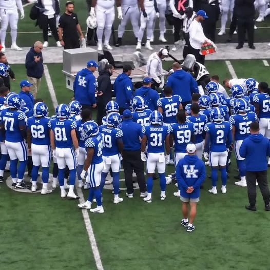 Cover Image for VERY SCARY SCENE: Kentucky Wildcats Star Placed On Spine Board After Frightening Hit [VIDEO]