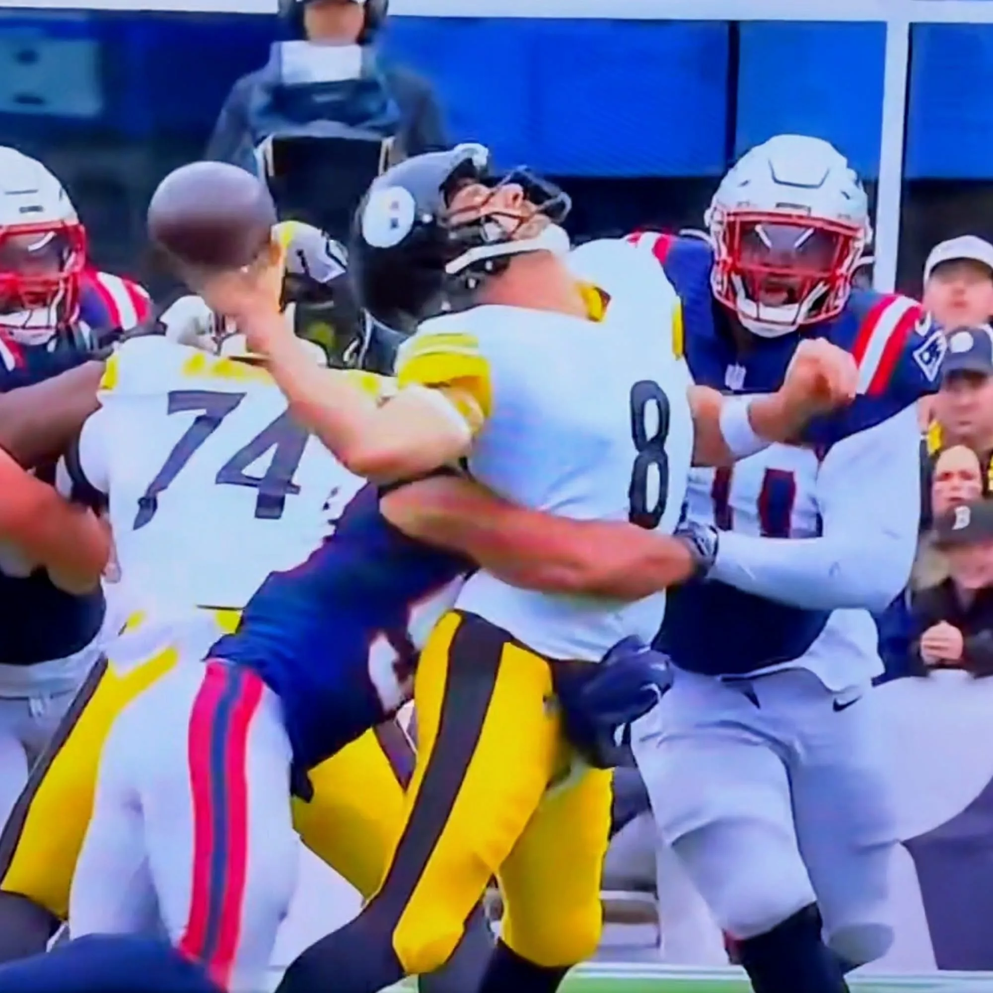 Cover Image for Aaron Rodgers Got Broken In Half By One Of The Hardest Hits You’ll See All Year [VIDEO]