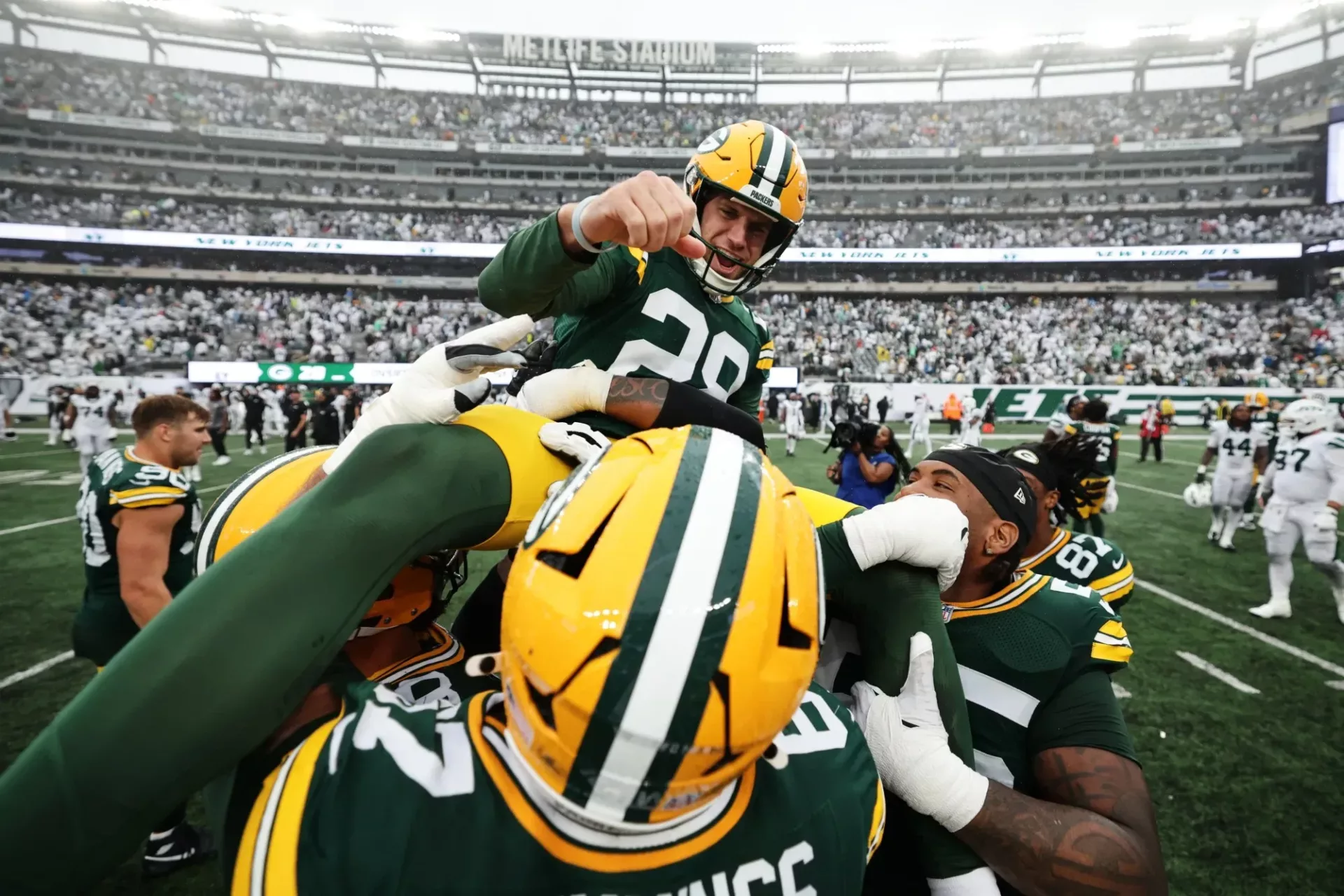 Cover Image for POST-GAME EXPLOSION: Jets Head Coach Aaron Glenn Fires Accusations at Officials After Clash with Green Bay, Prompting Five-Word Retort from Jordan Love