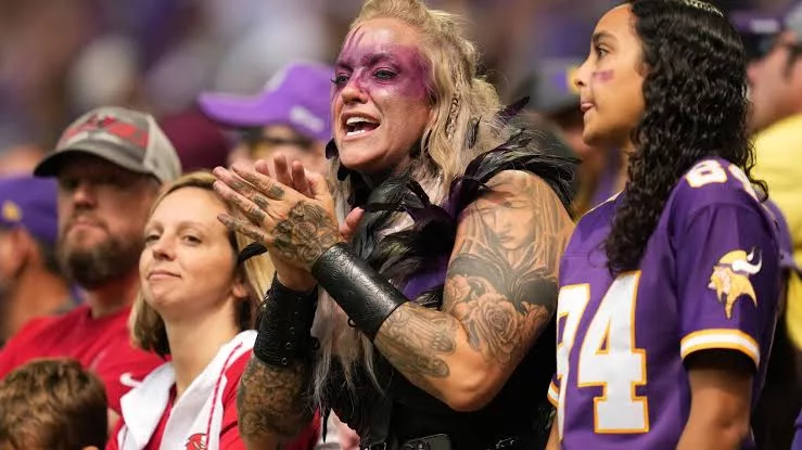 Vikings fans swarm Minneapolis for season opener | MPR News