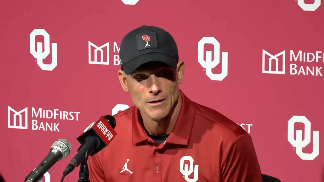 Cover Image for 🚨 BREAKING: Brent Venables’ Postgame Gesture to Oklahoma Players After Heartbreaking 41–13 Loss to Georgia Goes Viral