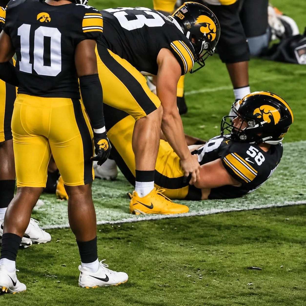 Cover Image for Horrifying video shows Iowa Hawkeyes punter’s arm snap in half after taking a flying knee to the head while attempting to make a tackle [VIDEO]