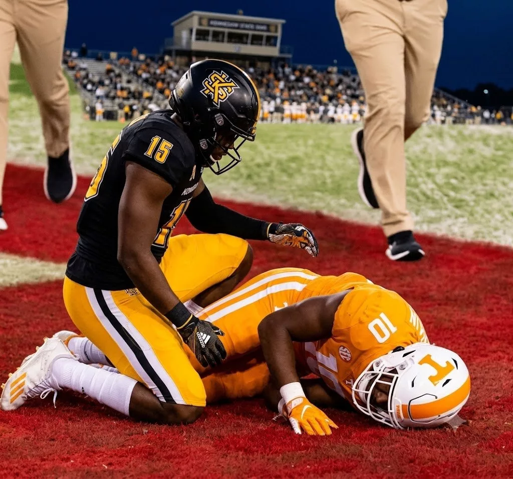 Cover Image for 🚨 The replay Tennessee Volunteers fans are terrified to watch. What really happened to the Vols player after that frightening collision? [VIDEO]