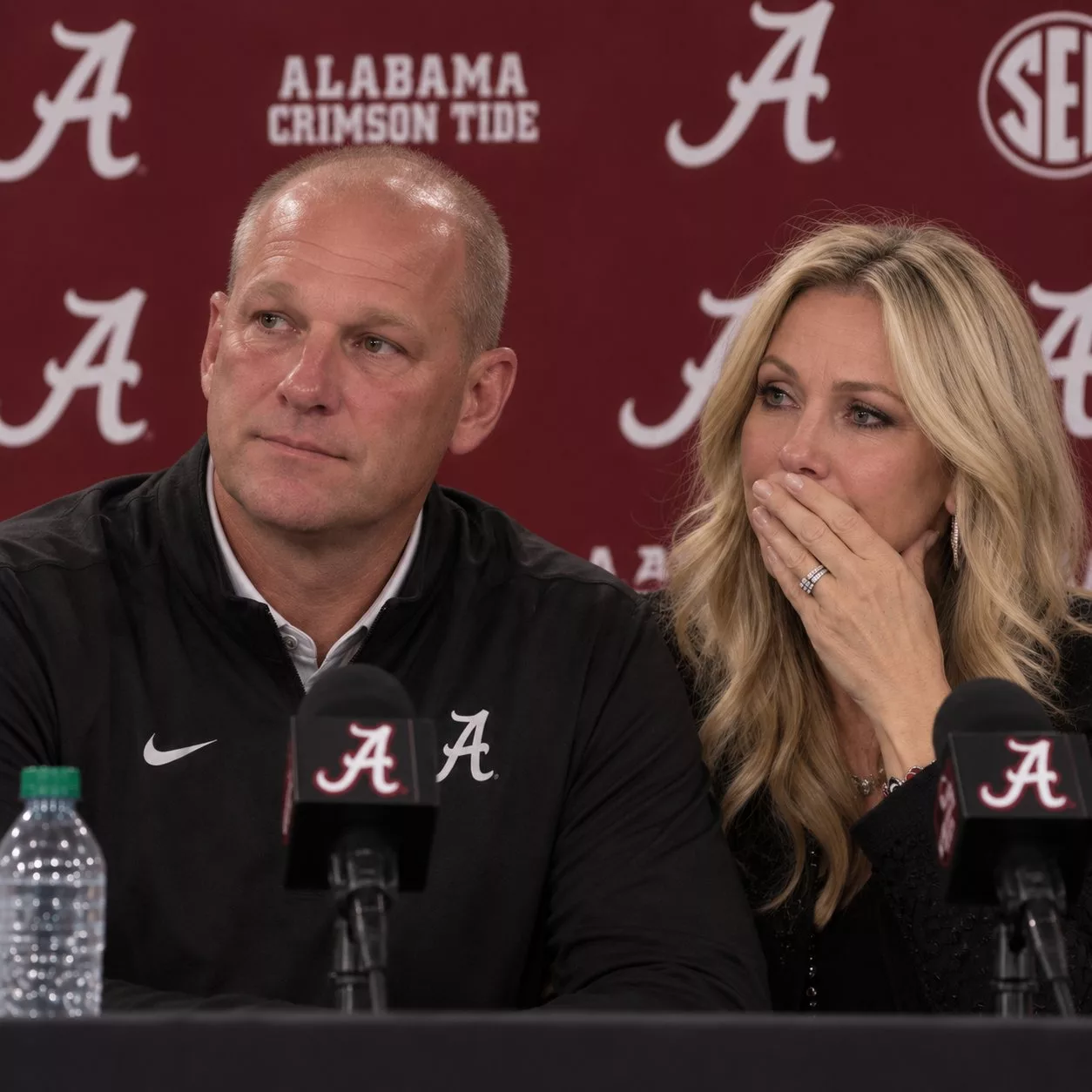 Cover Image for 💔🚨 30 MINUTES AGO IN TUSCALOOSA, ALABAMA: KALEN DEBOER & HIS WIFE, NICOLE TENDLER DEBOER, AT THE CENTER OF AN EMOTIONAL NEW DEVELOPMENT — ALABAMA CRIMSON TIDE FANS ARE STUNNED… 😳