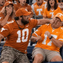 🚨 SHOCKING VIDEO: Footage appears to show a Texas Longhorns fan hitting a Tennessee Volunteers Football fan in a violent postgame brawl after the final whistle, with the final score: Texas Longhorns 20 - 17 Tennessee Volunteers Football