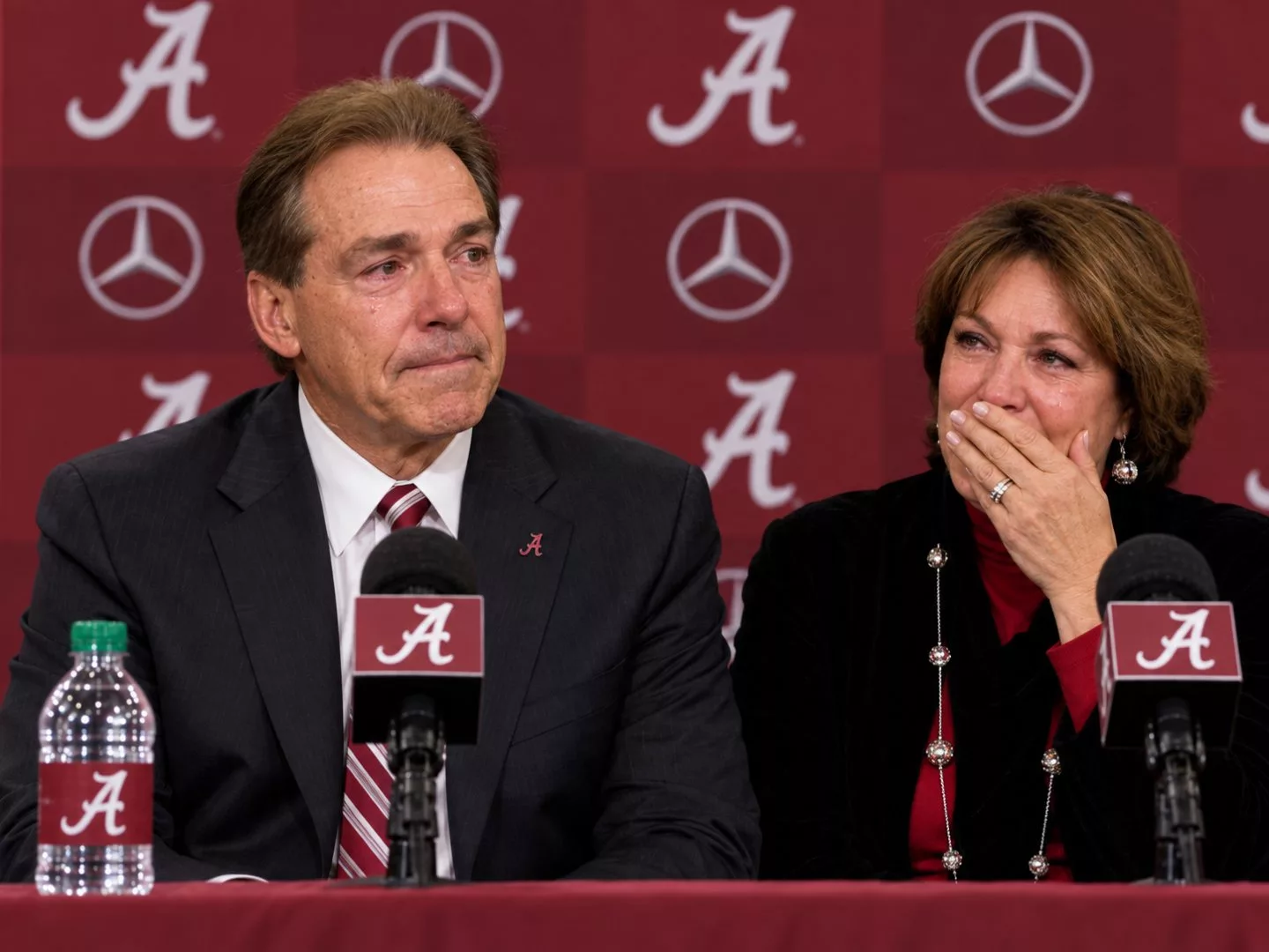 Cover Image for 💔🚨 30 MINUTES AGO IN TUSCALOOSA, ALABAMA: NICK SABAN AND HIS WIFE TERRY AT THE CENTER OF AN EMOTIONAL NEW DEVELOPMENT
